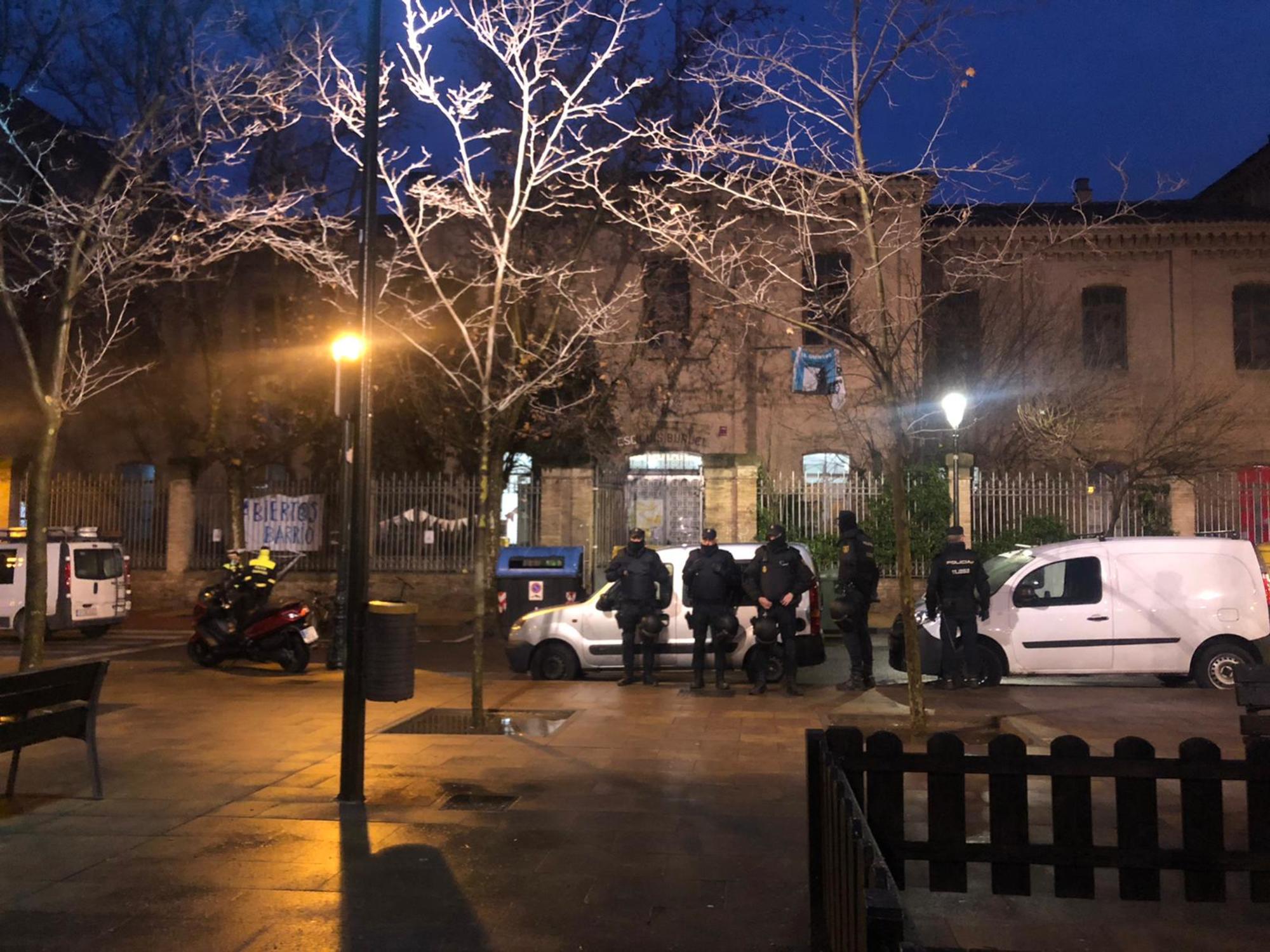 Agentes de la Policía Nacional desalojan el CSC Luis Buñuel de Zaragoza